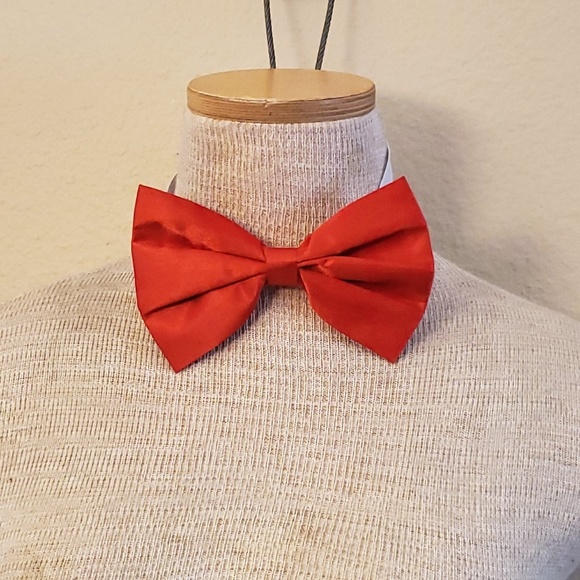 Red bow tie for halloween costume - Picture 1 of 2